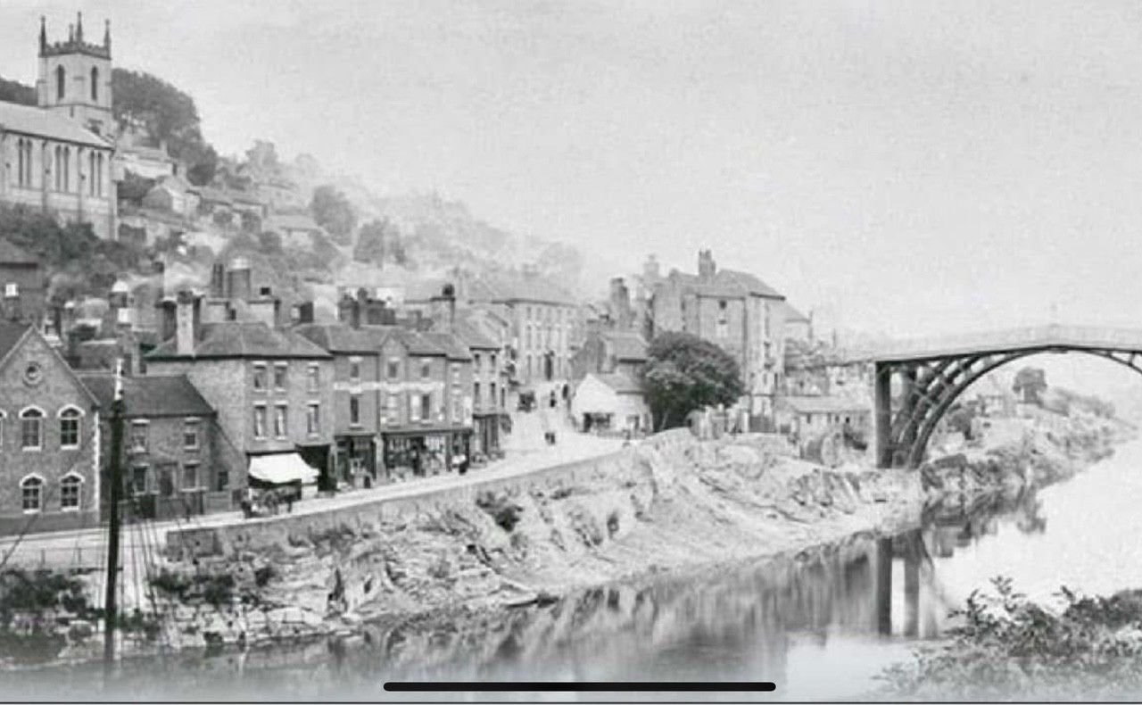 Terrace of shops on Tontine Hill before 1937
