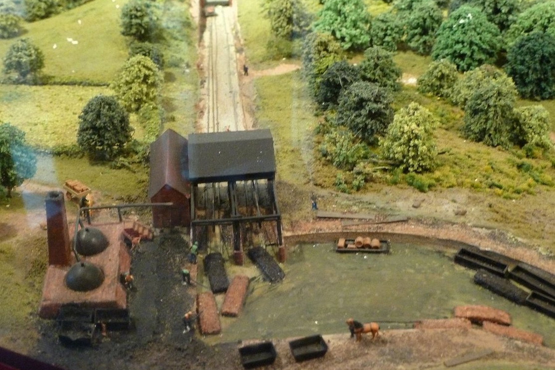 This museum model at Blists Hill recreates the Hay Inclined Plane in miniature, with its engine house, winding drum and paired cradles clearly laid out on the twin tracks. Notice how the two cradles balance each other, one rising as one falls — the very principle that let the incline move heavy cargo without wasting steam. It is the clearest way to picture machinery long vanished from the actual hillside.