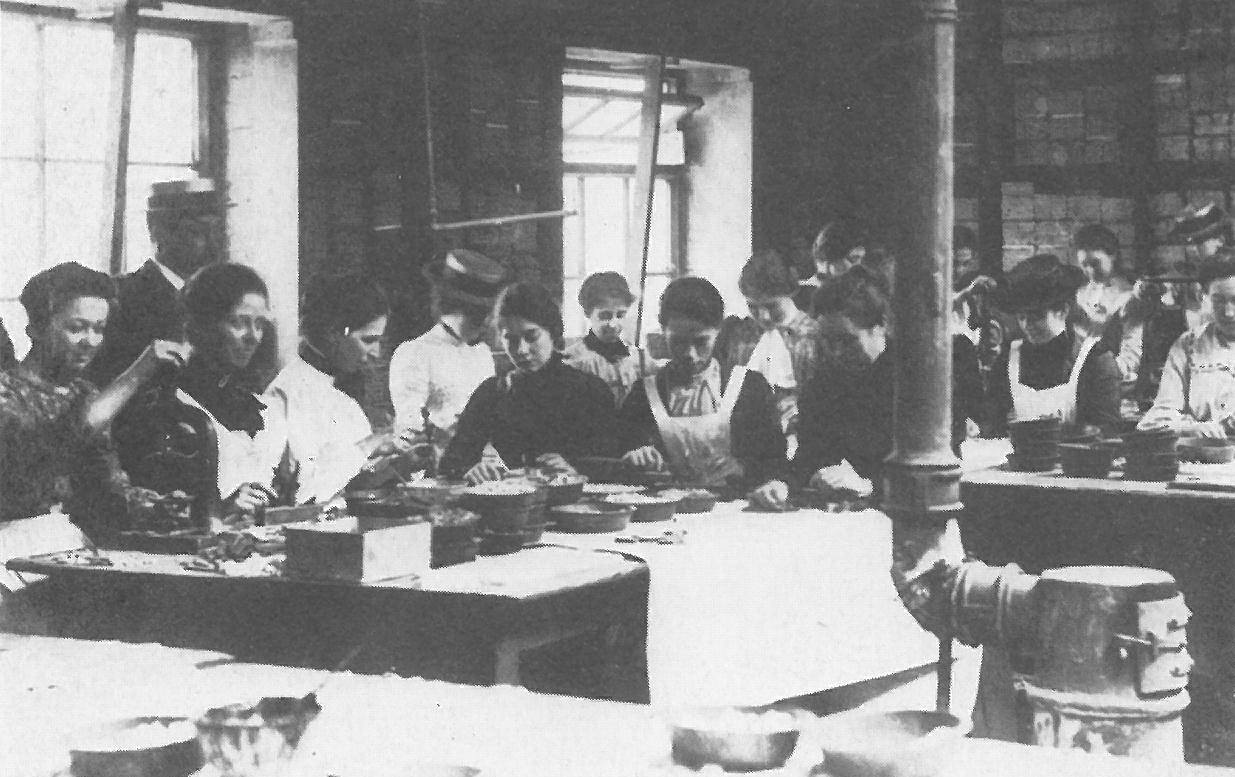 Maws decorators at work, 1895